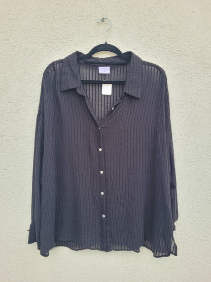 חולצה שחורה מכופתרת בשקיפות עדינה