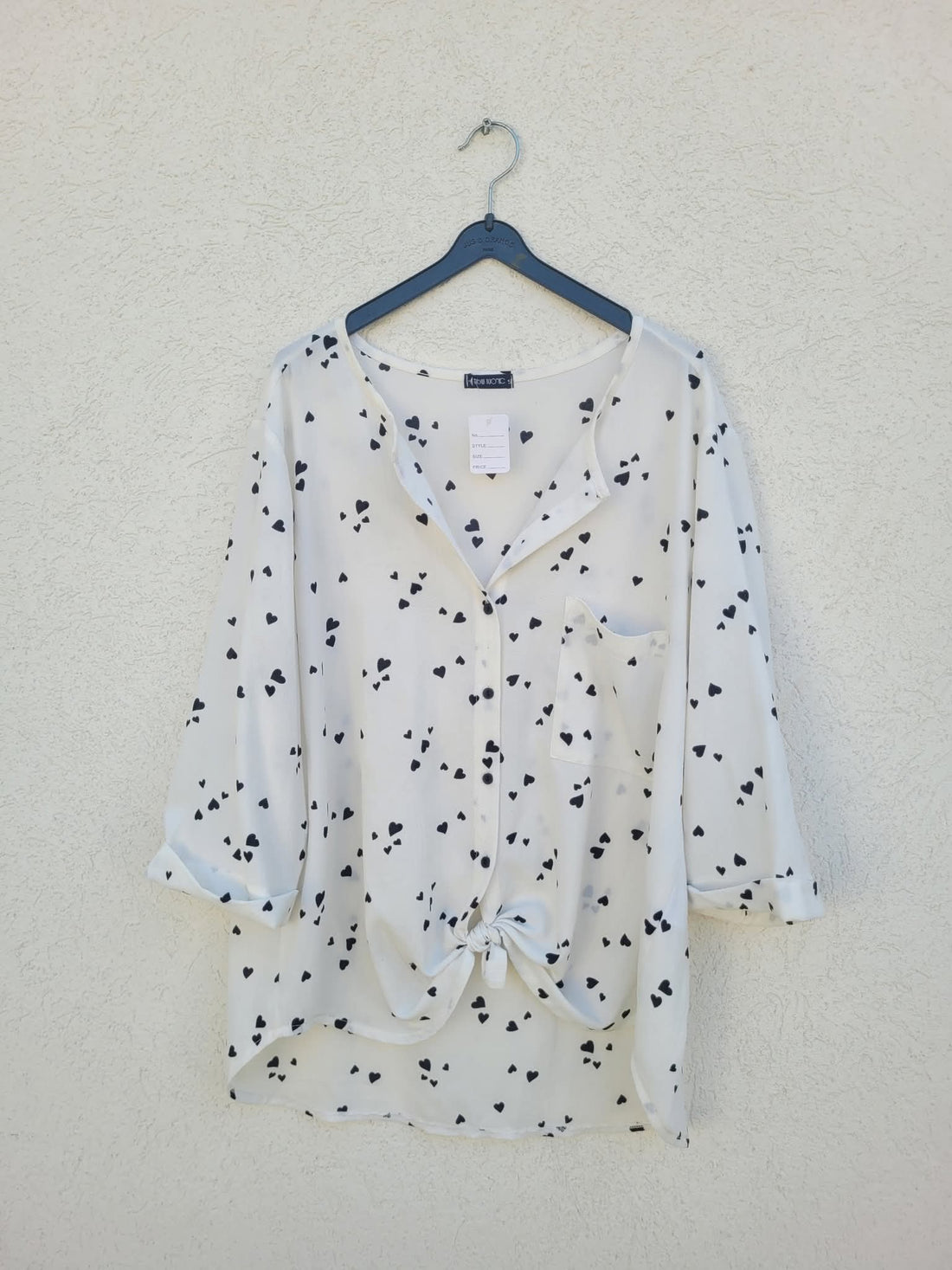 חולצה לבנה עם לבבות