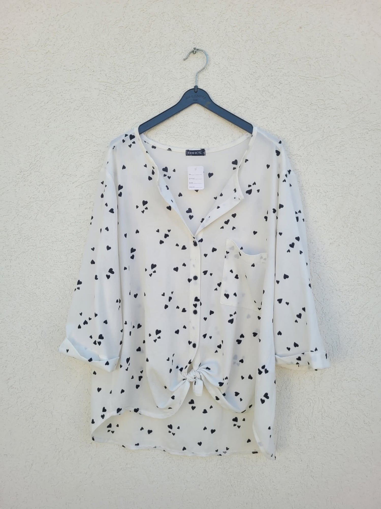 חולצה לבנה עם לבבות