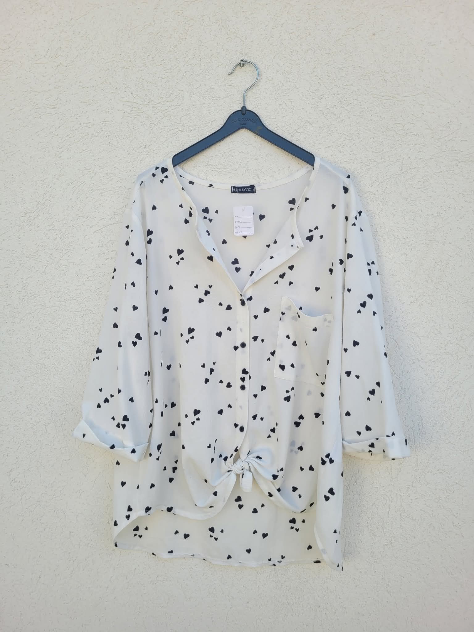 חולצה לבנה עם לבבות