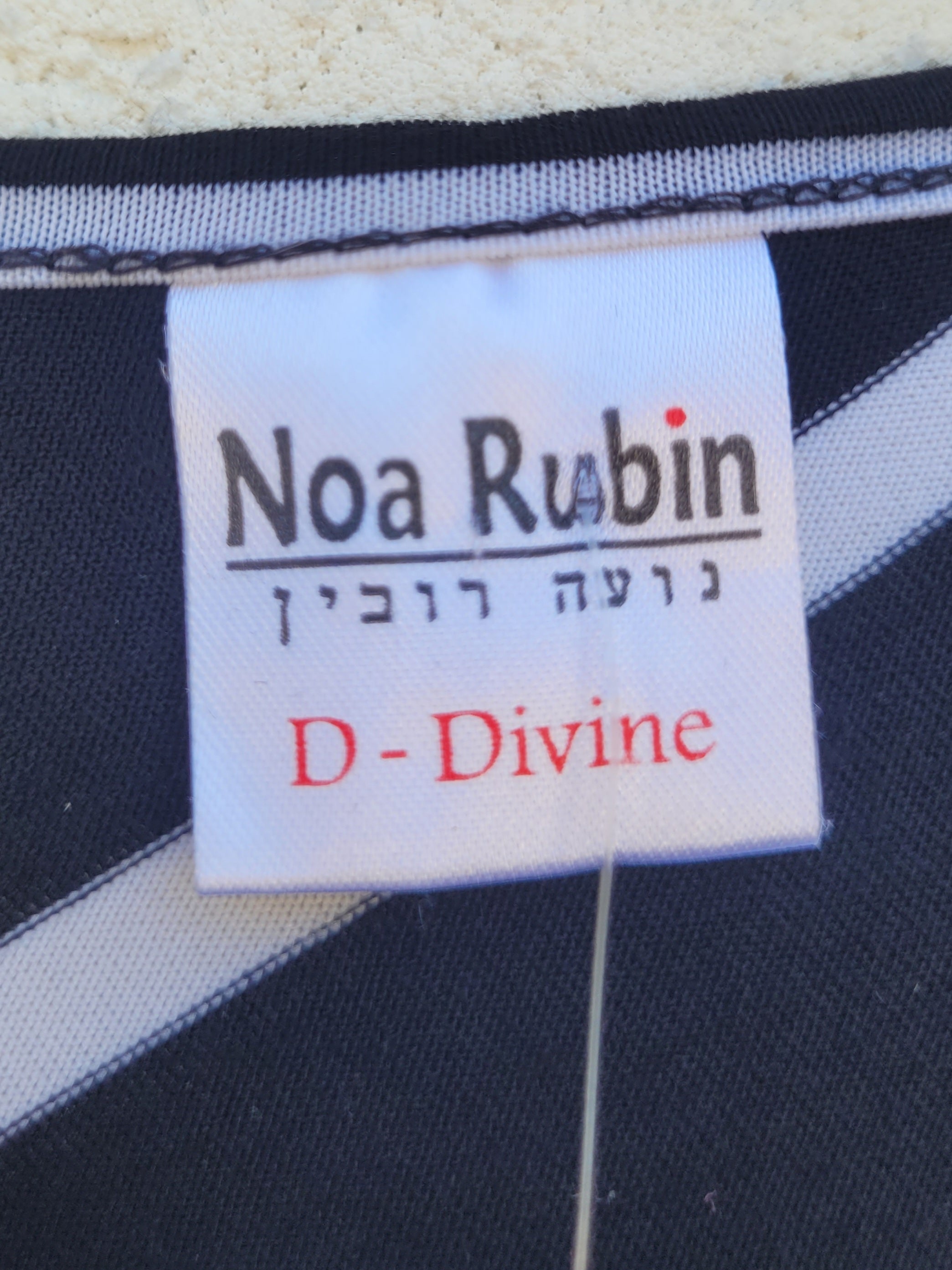 שמלה שחורה עם פסי איכסון לבנים