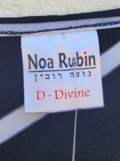 שמלה שחורה עם פסי איכסון לבנים