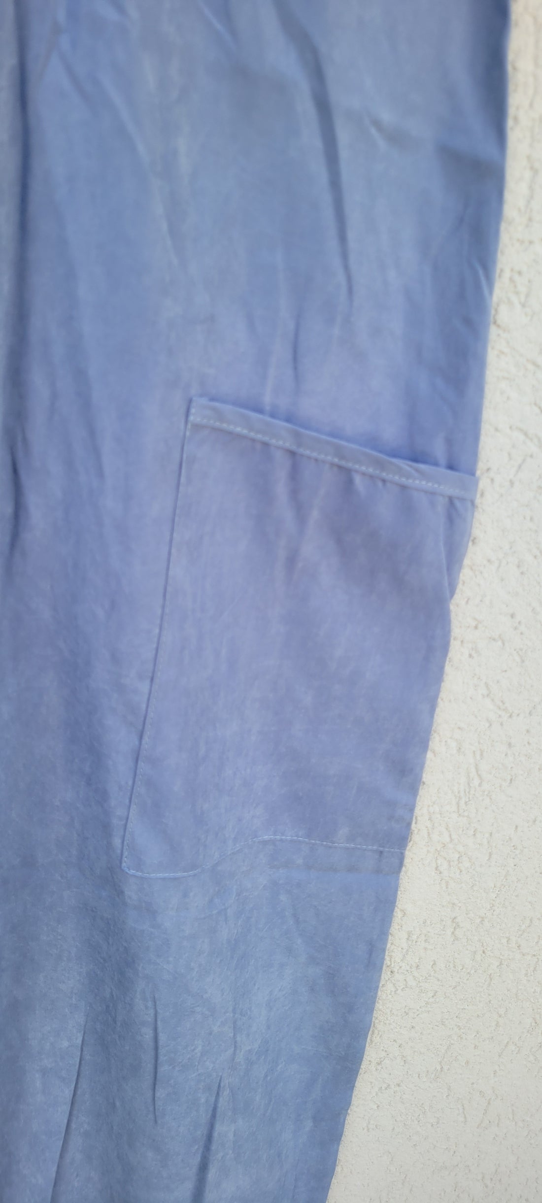 אוברול בגזרת שקי תכלת מבד עם מגע משי