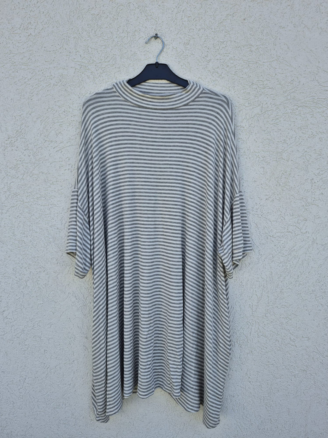 שמלת ריב פסים לבן ואפור