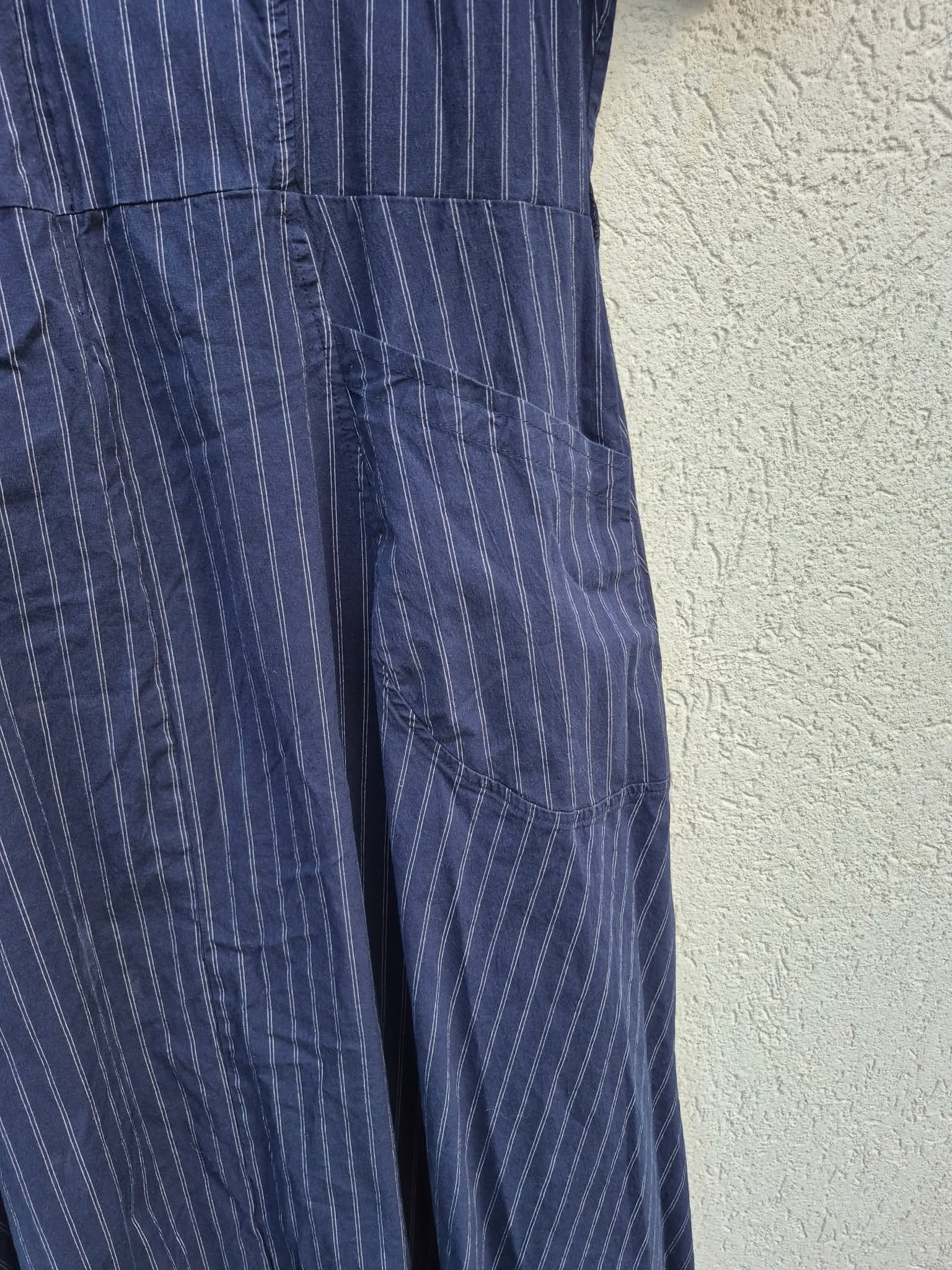שמלה כחולה עם פסים דקים ורוכסן