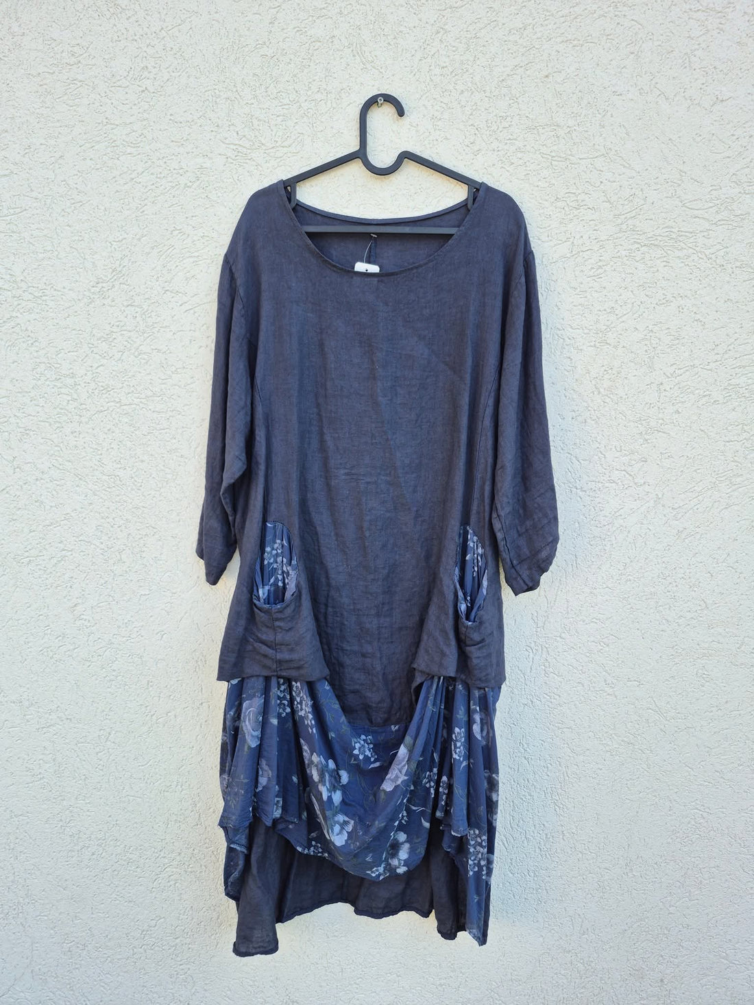 טוניקת פשתן כחולה בשילוב פרחוני