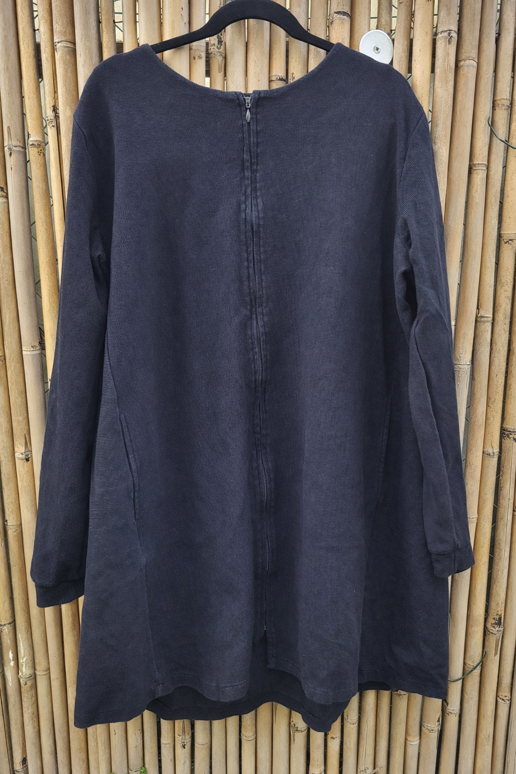 שמלת קורדרוי שחורה עם רוכסן