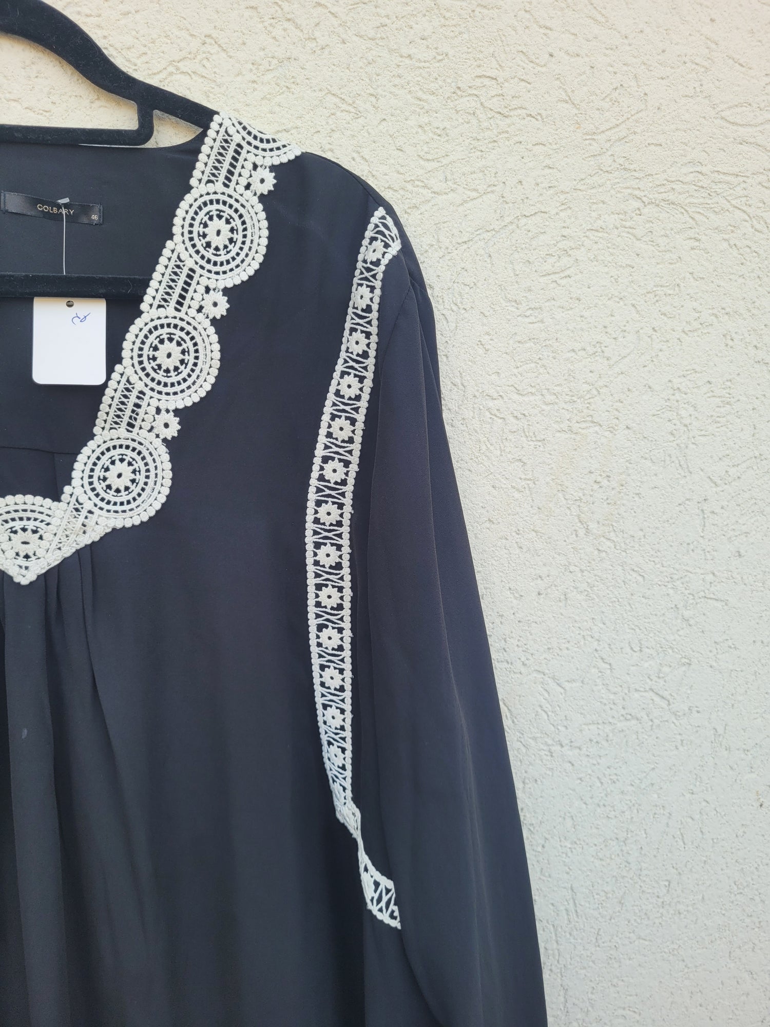 חולצה שחורה עם תחרה לבנה