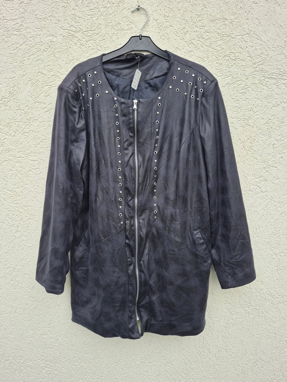 זקט שחור משופשף עם ניטים