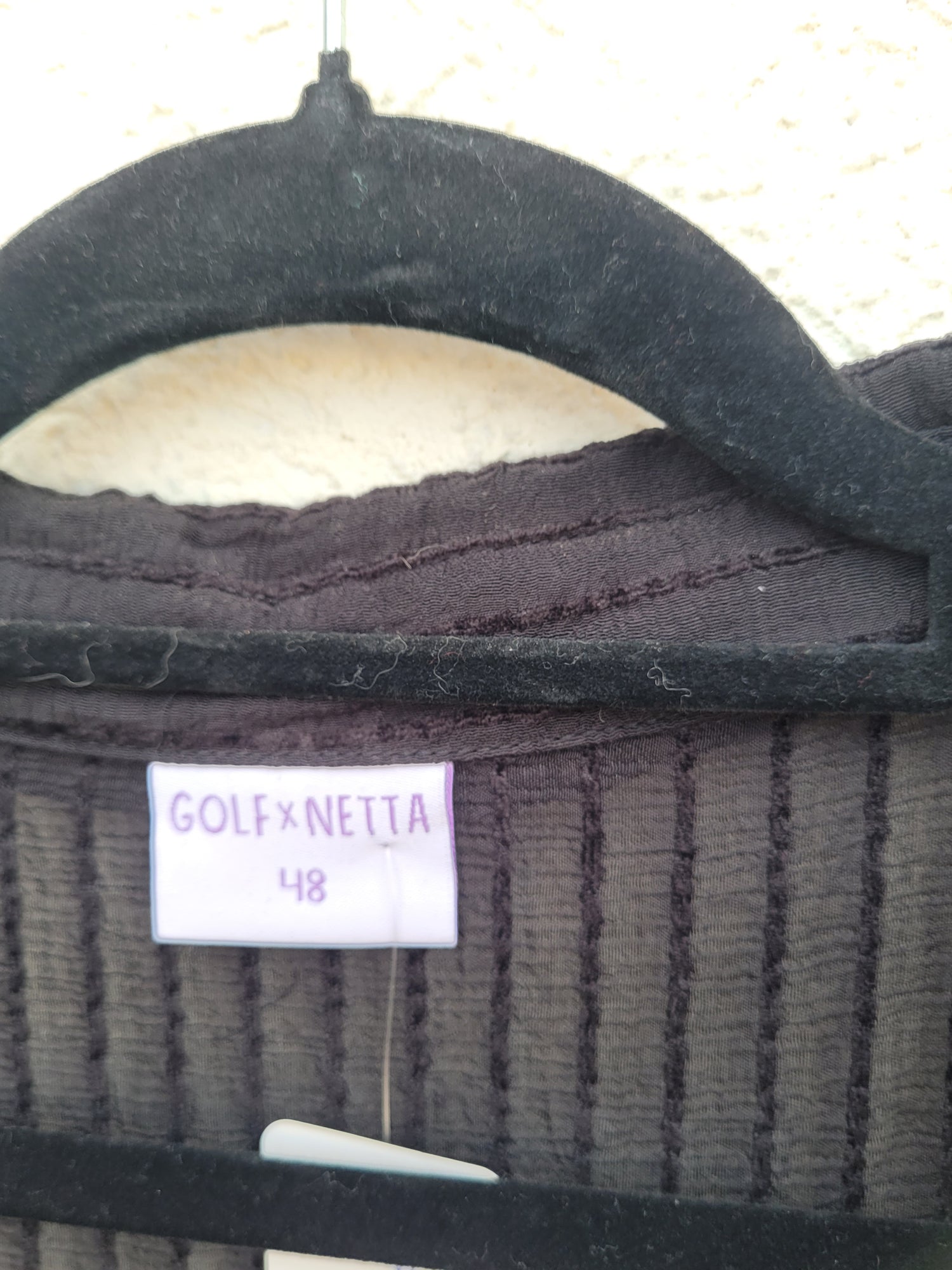 חולצה שחורה מכופתרת בשקיפות עדינה