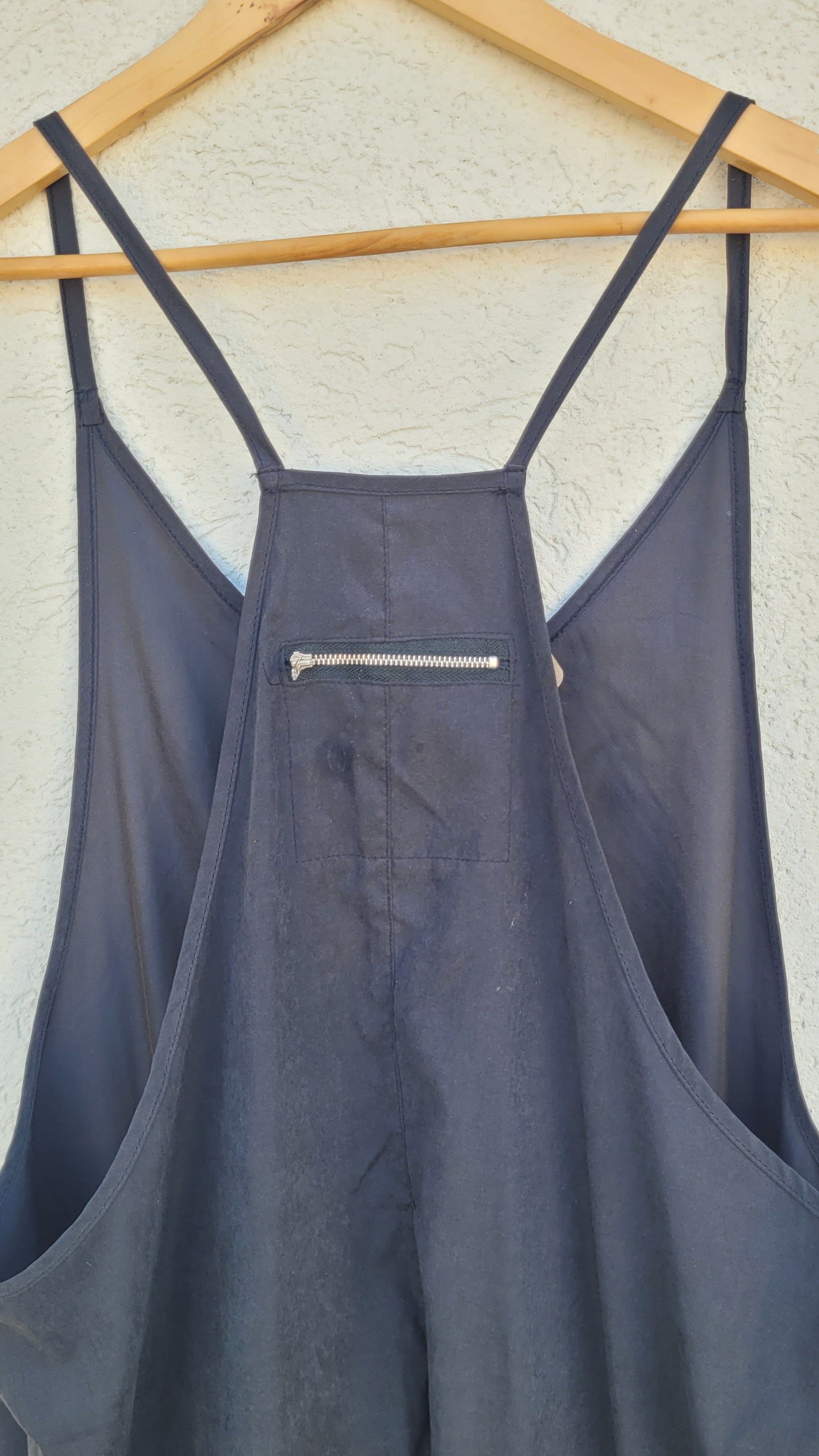 אוברול בגזרת שקי שחור מבד עם מגע משי