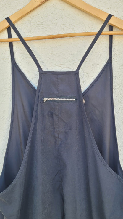 אוברול בגזרת שקי שחור מבד עם מגע משי