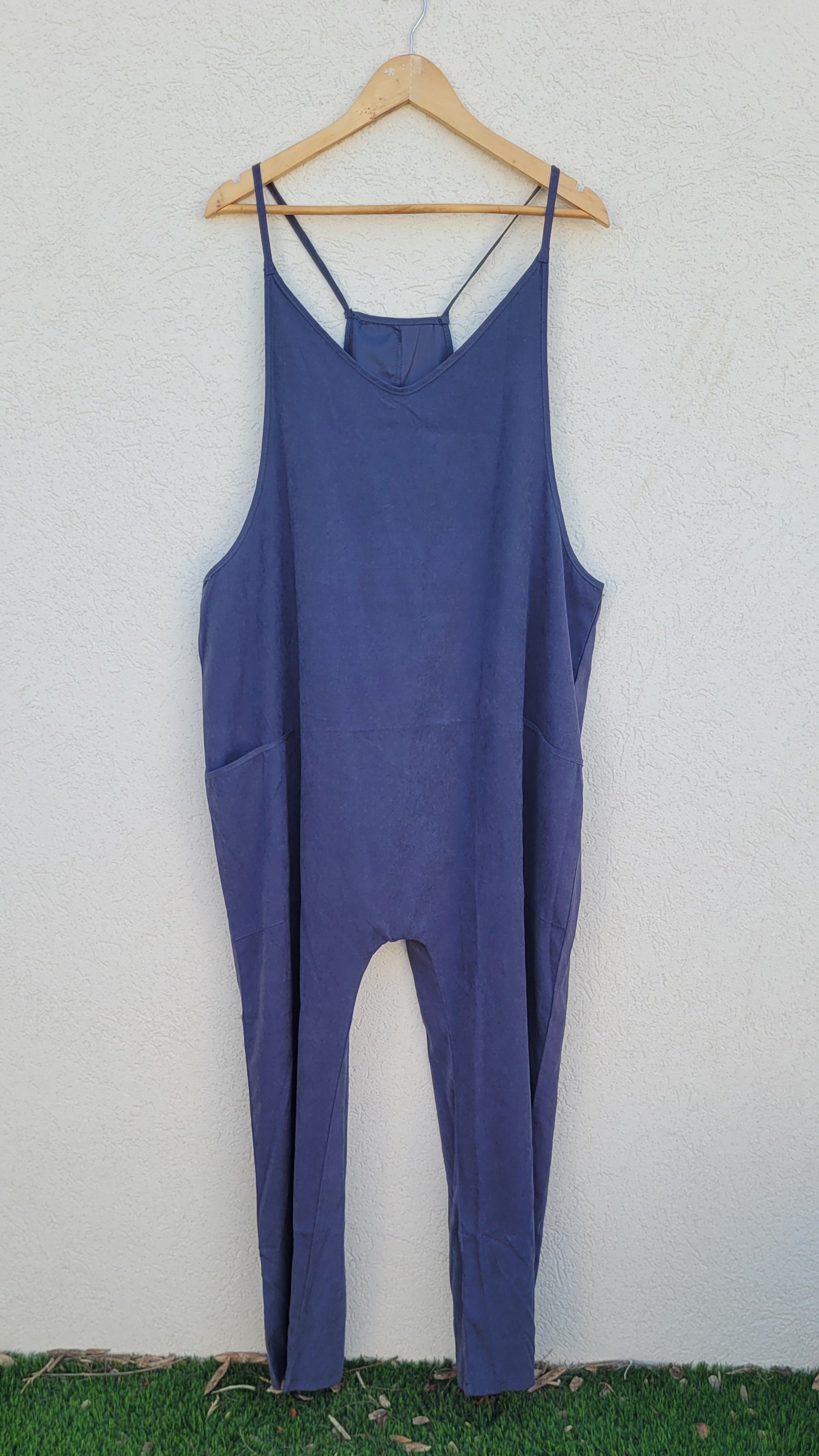 אוברול בגזרת שקי כחול מבד עם מגע משי