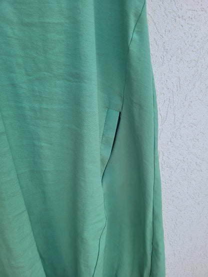 שמלת מידי ירוקה עם כיסים