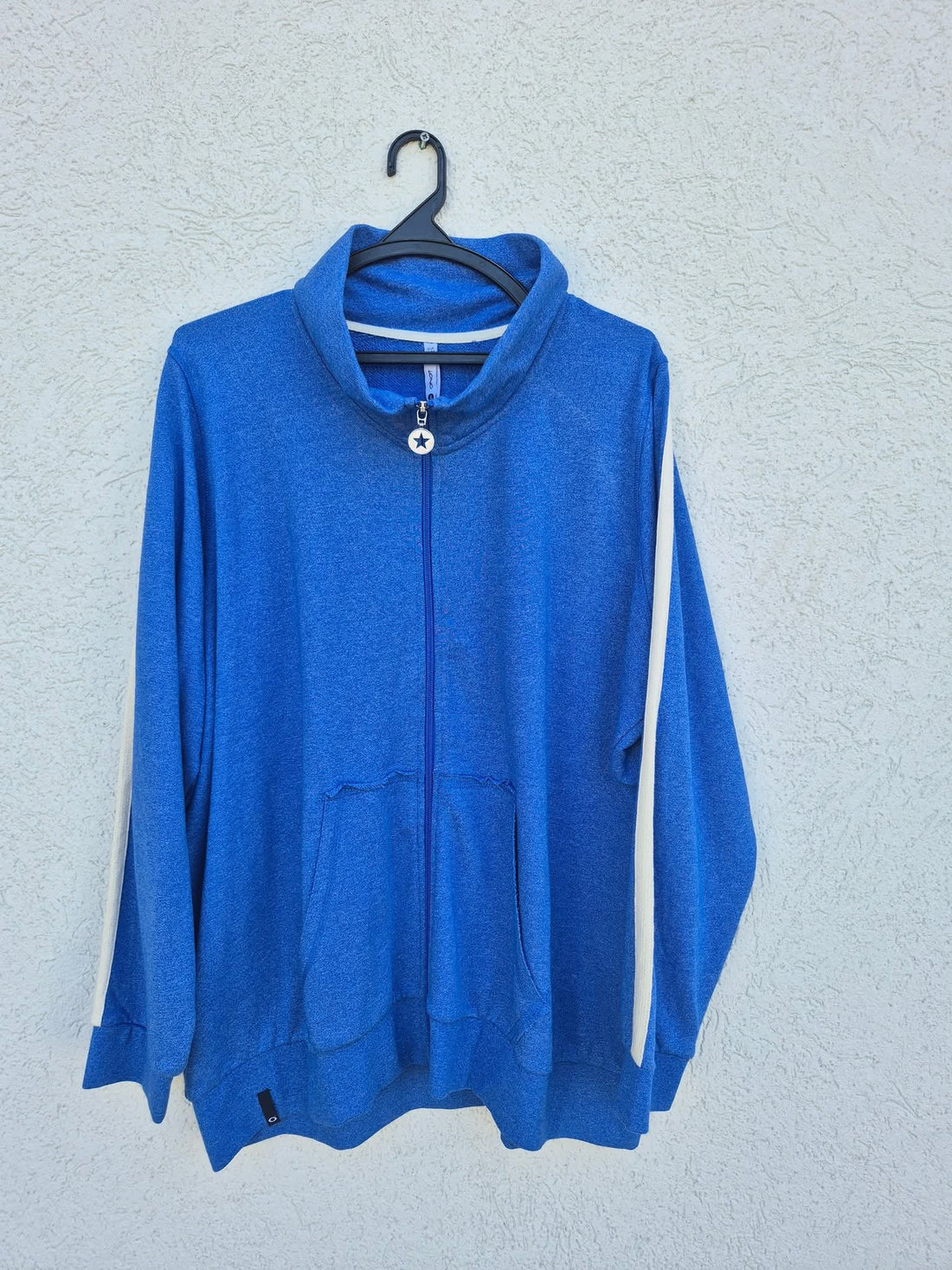 עליונית רוכסן כחולה פסים לבנים