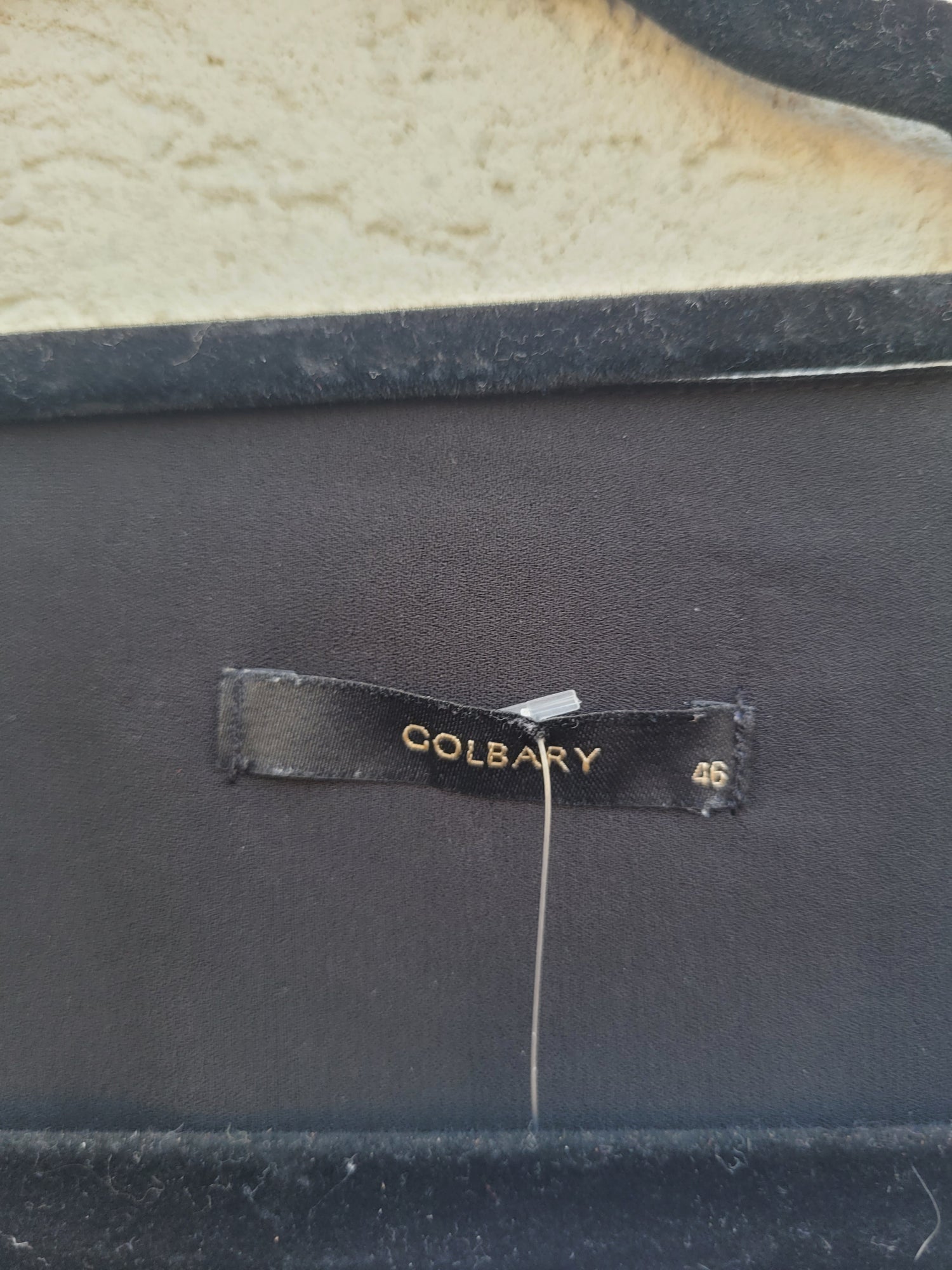 חולצה שחורה עם תחרה לבנה