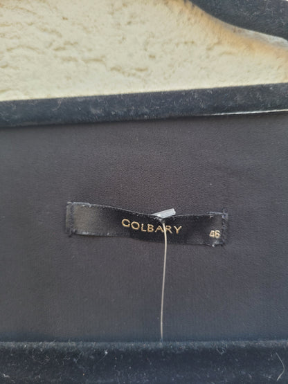 חולצה שחורה עם תחרה לבנה