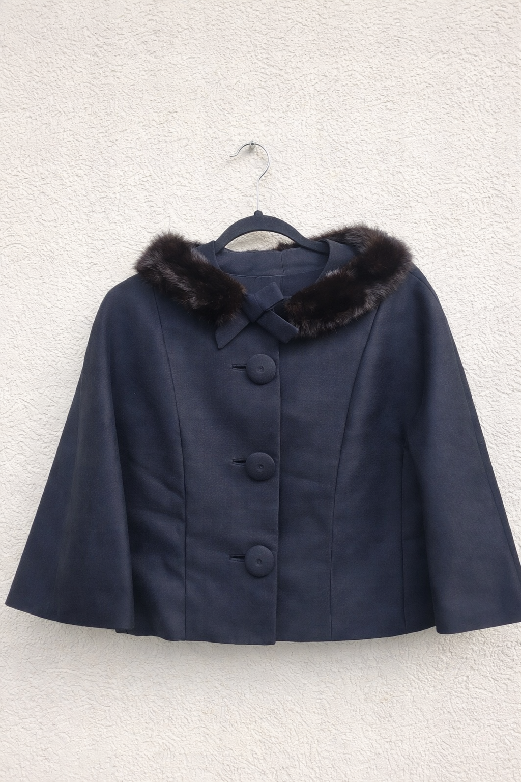 טופ שחור חורפי עם פרווה ופפיון