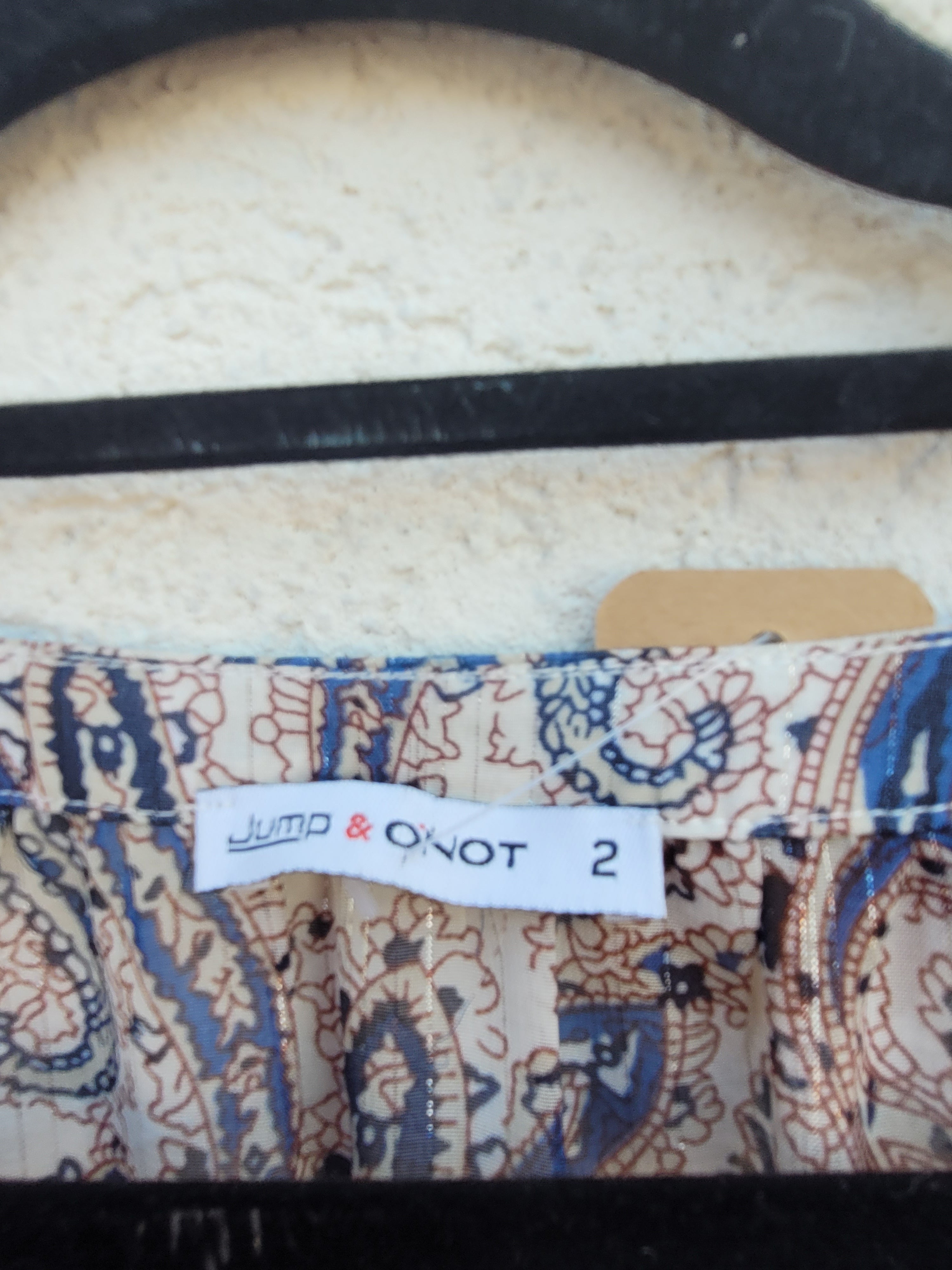 חולצה בהירה עם פסי זהב