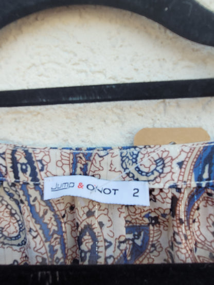 חולצה בהירה עם פסי זהב