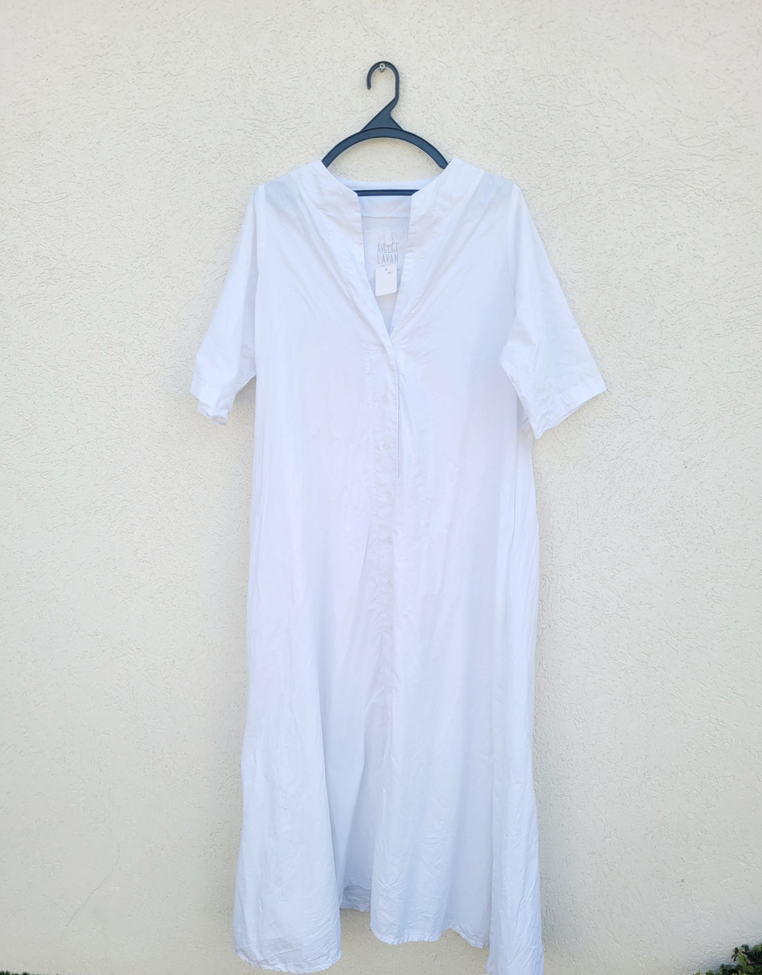 שמלה לבנה מכופתרת