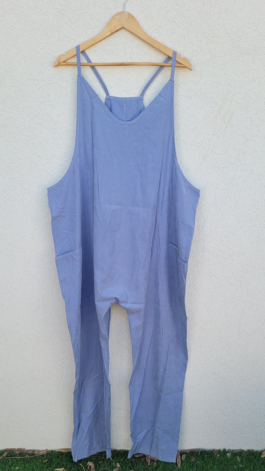 אוברול בגזרת שקי תכלת מבד עם מגע משי