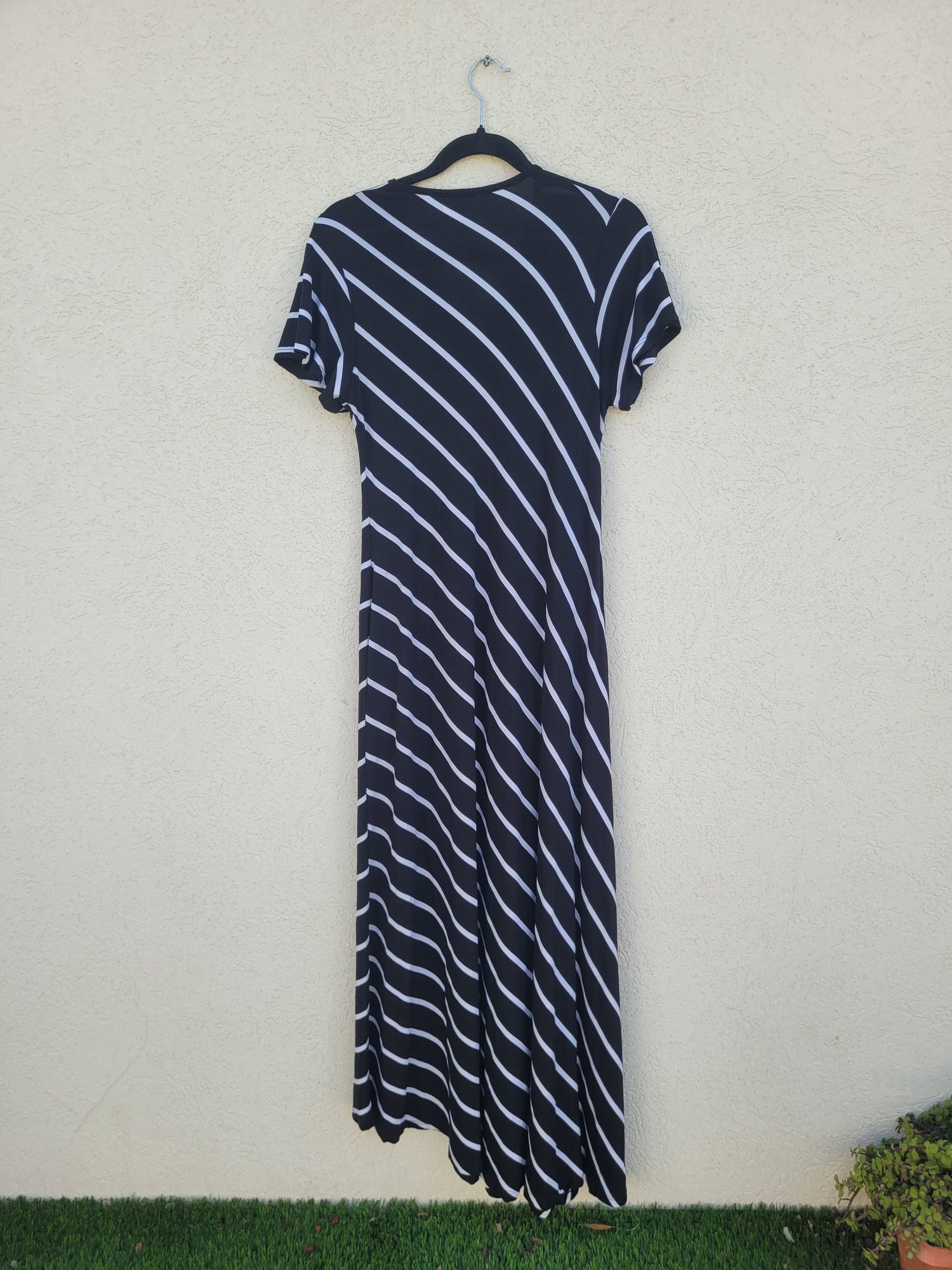 שמלה שחורה עם פסי איכסון לבנים