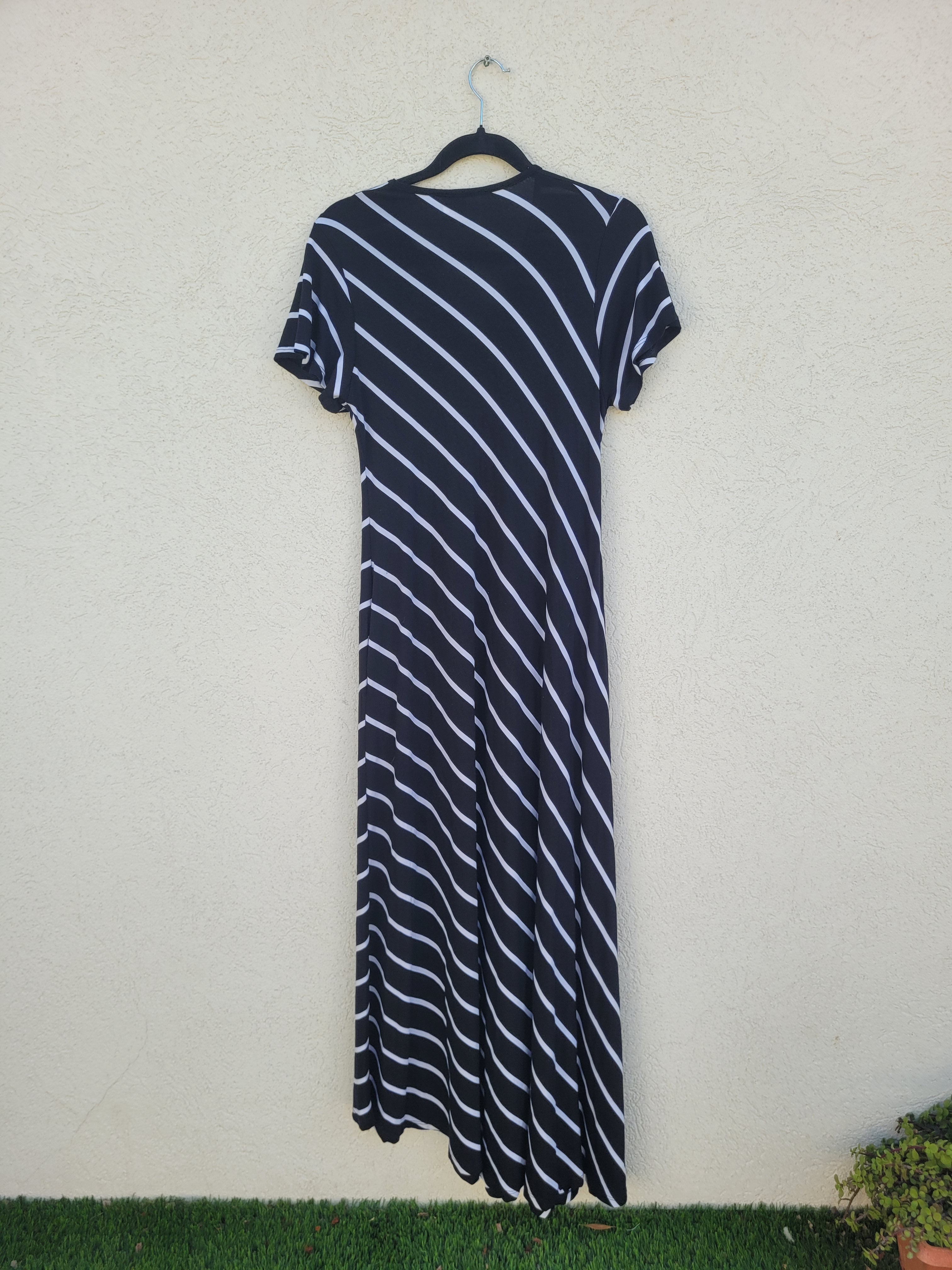 שמלה שחורה עם פסי איכסון לבנים