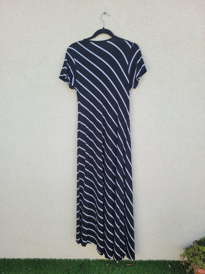 שמלה שחורה עם פסי איכסון לבנים