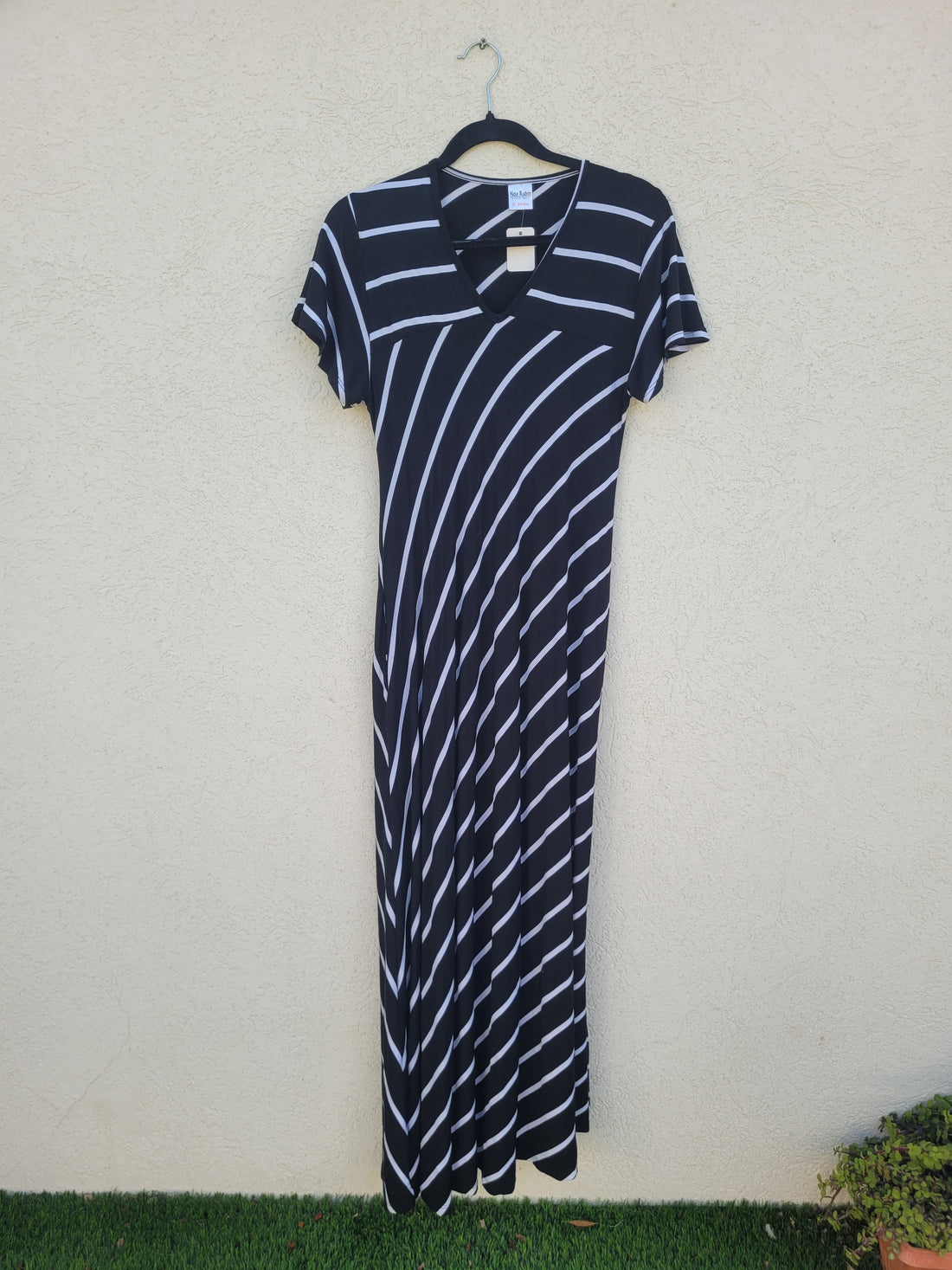 שמלה שחורה עם פסי איכסון לבנים