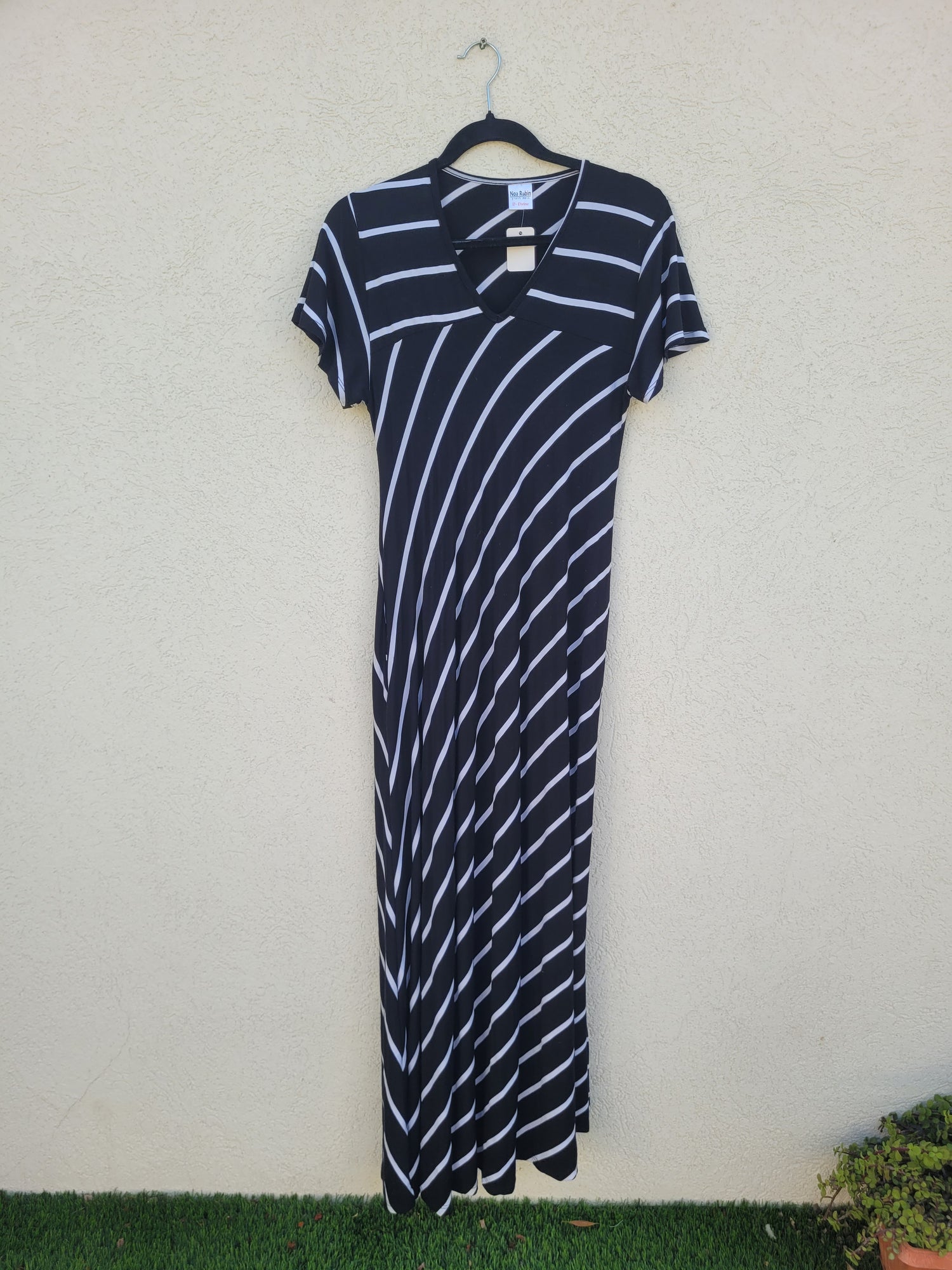 שמלה שחורה עם פסי איכסון לבנים