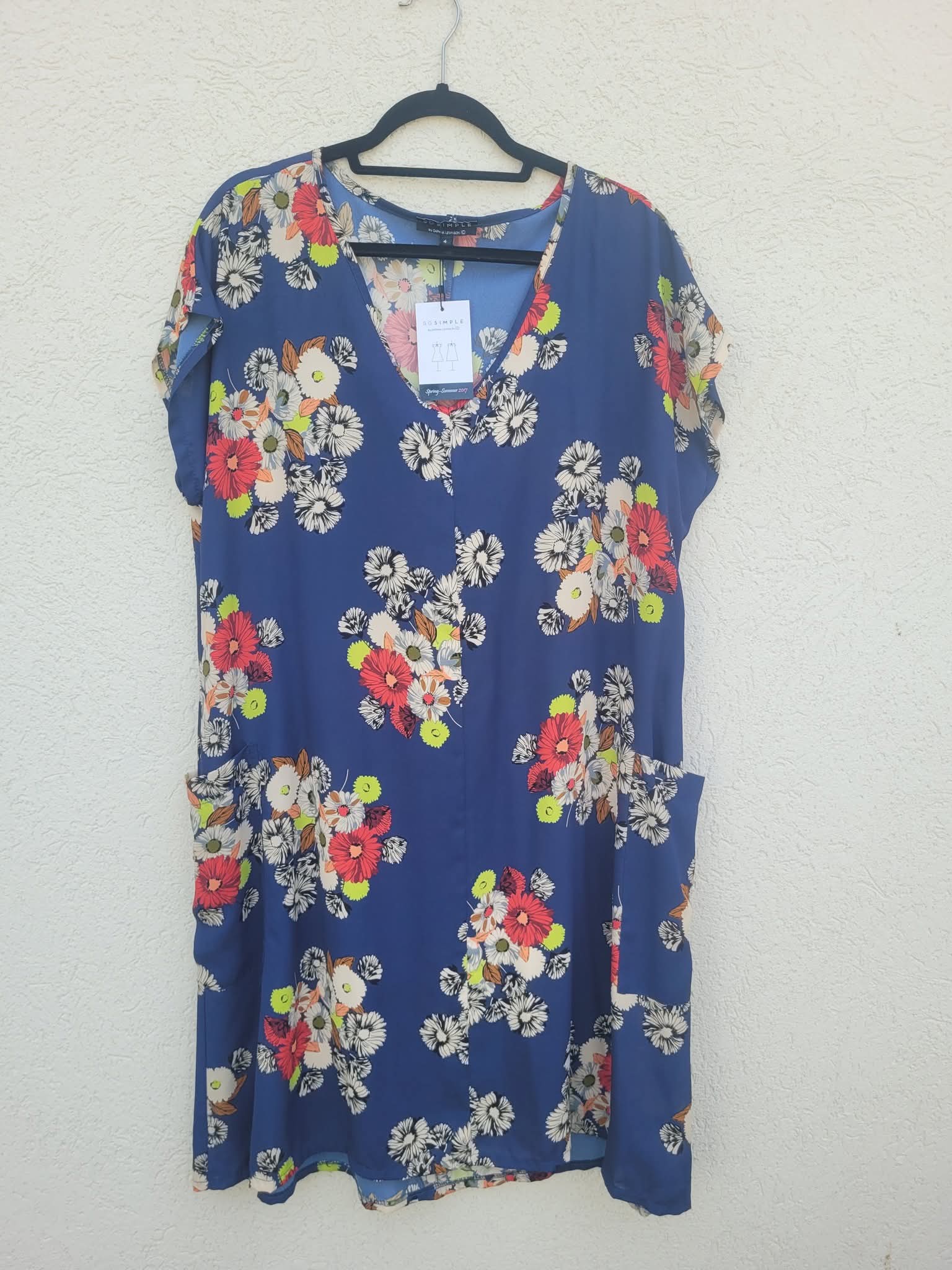 שמלה צבעונית בהדפס פרחונית